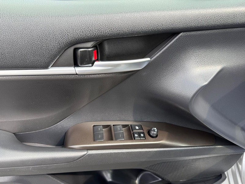 Toyota Camry Vehicle Full-screen Gallery Image 22