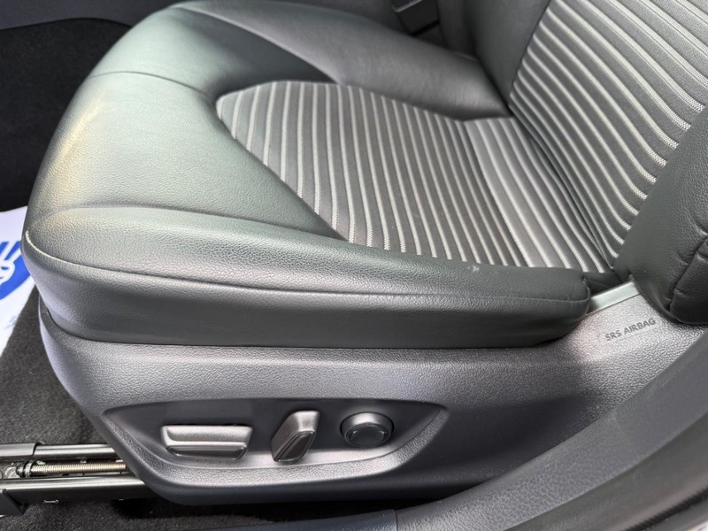 Toyota Camry Vehicle Full-screen Gallery Image 23