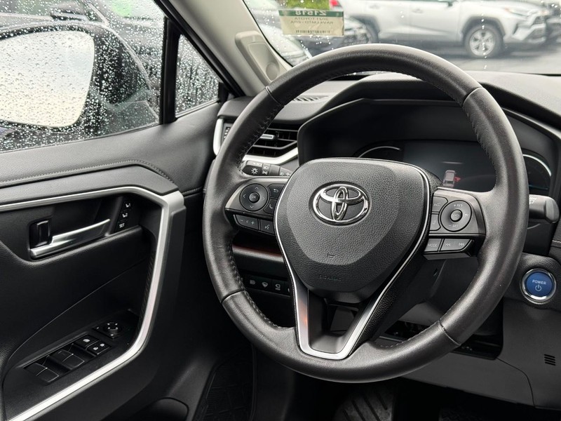 Toyota RAV4 Vehicle Image 14