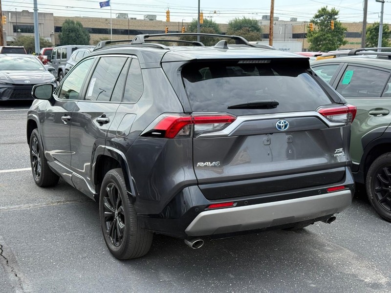 Toyota RAV4 Vehicle Full-screen Gallery Image 03