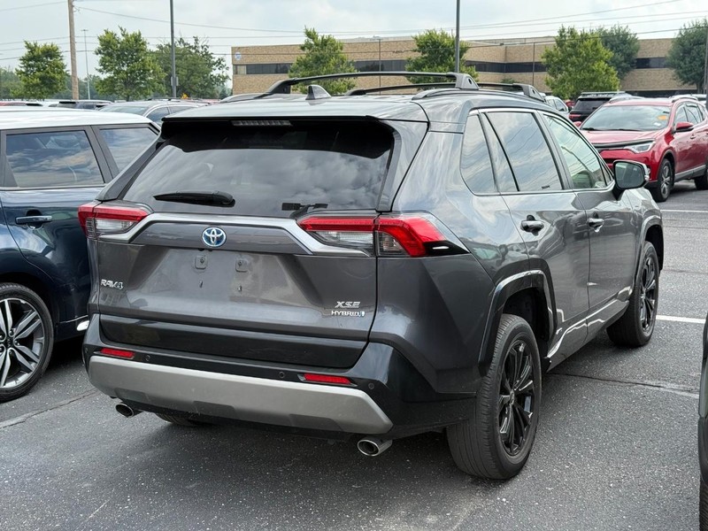 Toyota RAV4 Vehicle Full-screen Gallery Image 04