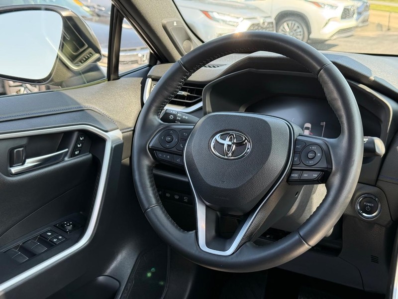 Toyota RAV4 Vehicle Image 14