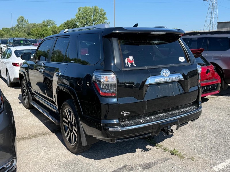Toyota 4Runner Vehicle Full-screen Gallery Image 03