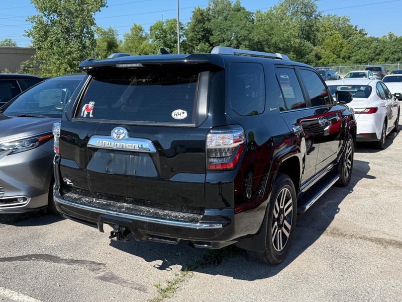 Toyota 4Runner Vehicle Full-screen Gallery Image 04