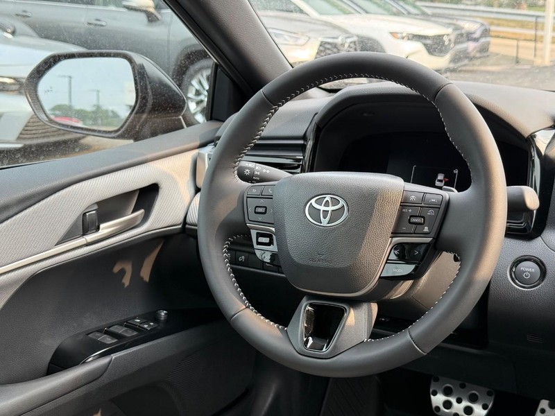 Toyota Camry Vehicle Image 12