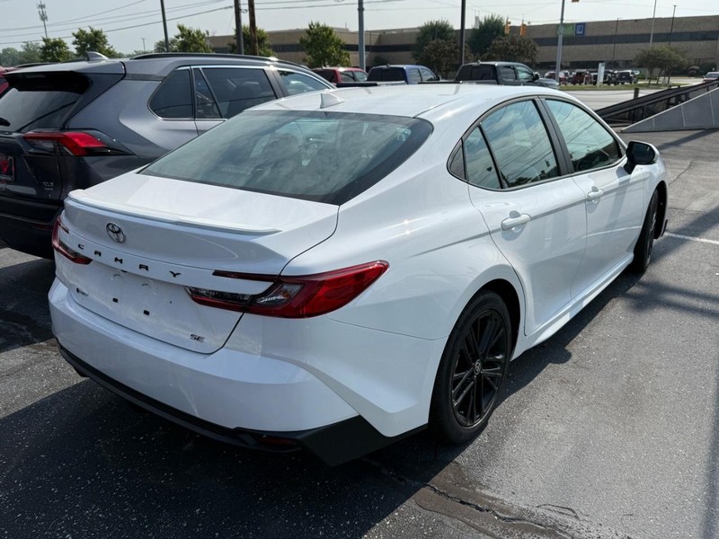 Toyota Camry Vehicle Full-screen Gallery Image 04