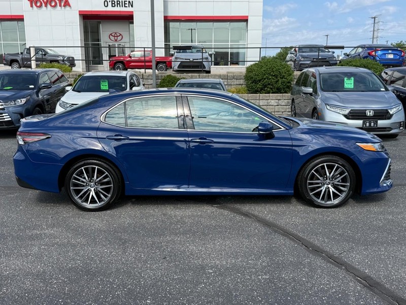 Toyota Camry Vehicle Full-screen Gallery Image 02