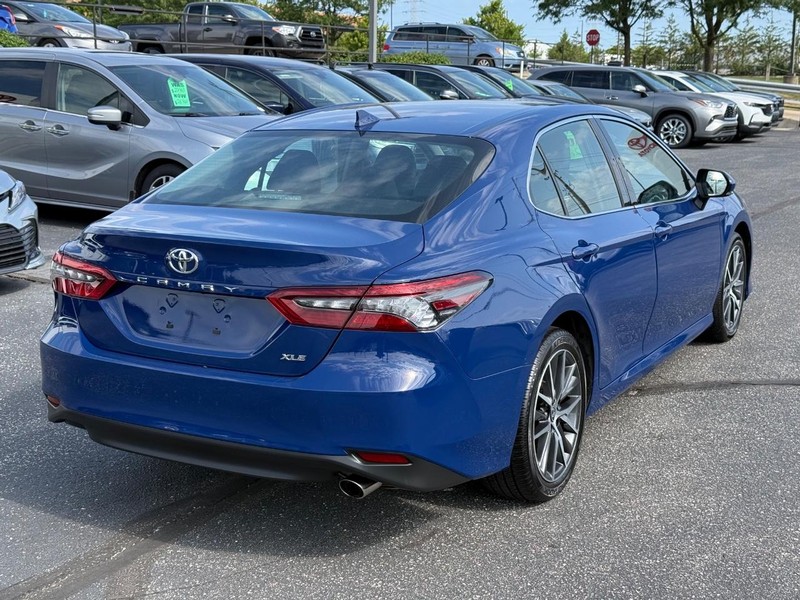 Toyota Camry Vehicle Full-screen Gallery Image 03
