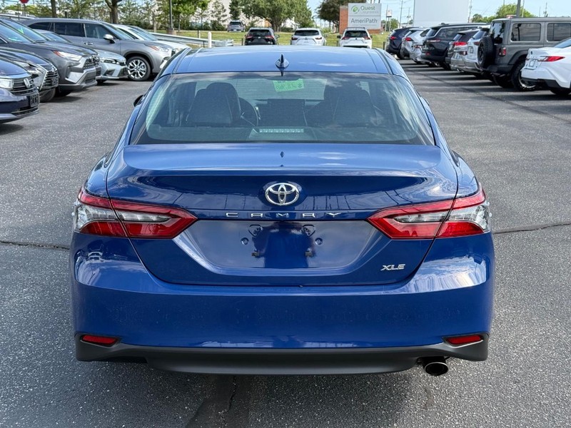 Toyota Camry Vehicle Full-screen Gallery Image 04