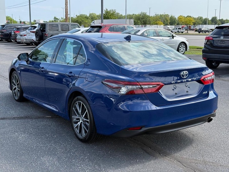 Toyota Camry Vehicle Full-screen Gallery Image 05