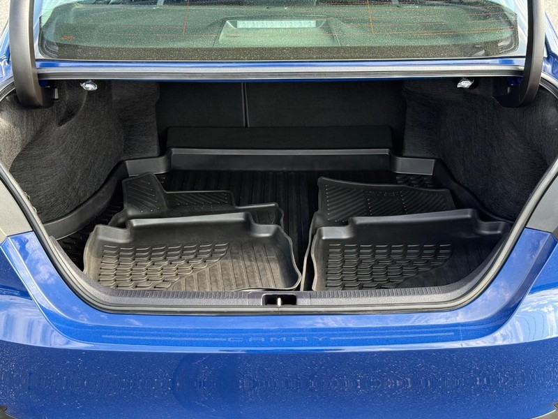 Toyota Camry Vehicle Full-screen Gallery Image 07