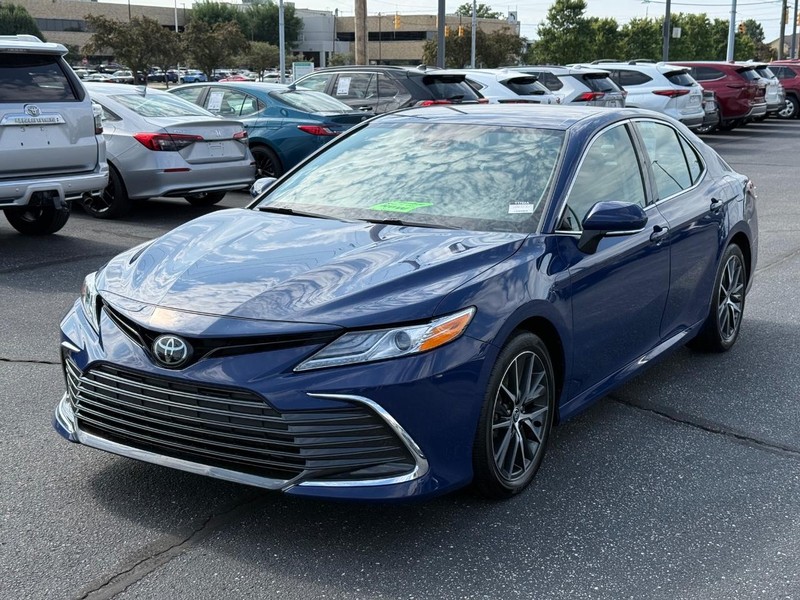 Toyota Camry Vehicle Full-screen Gallery Image 08