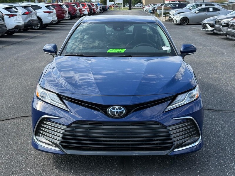 Toyota Camry Vehicle Full-screen Gallery Image 09