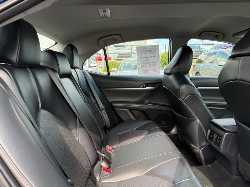 Toyota Camry Vehicle Full-screen Gallery Image 10