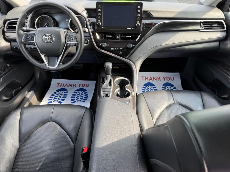 Toyota Camry Vehicle Full-screen Gallery Image 11