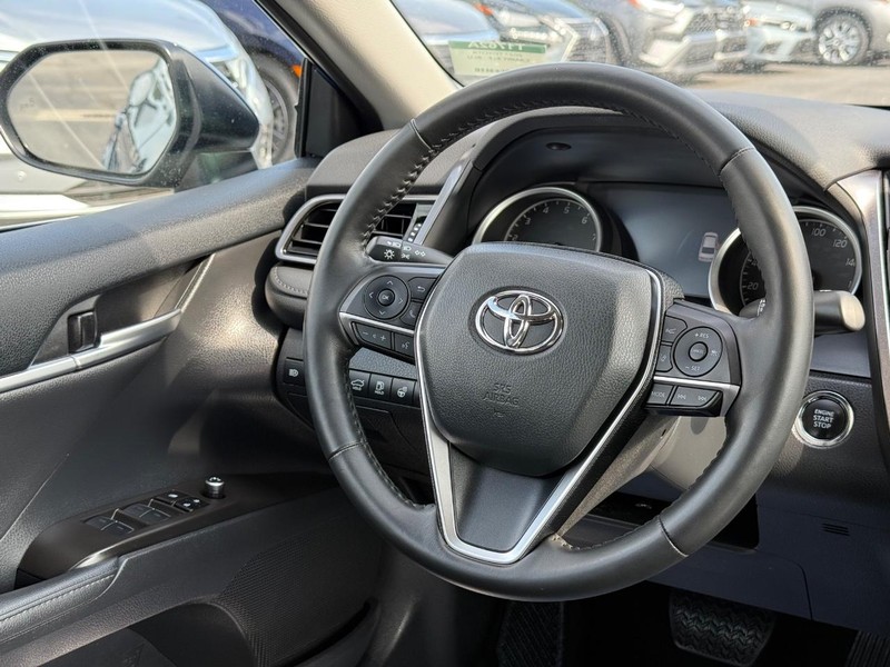 Toyota Camry Vehicle Full-screen Gallery Image 12