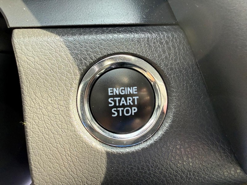 Toyota Camry Vehicle Full-screen Gallery Image 15