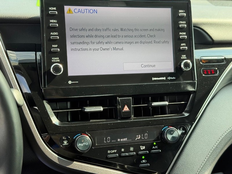 Toyota Camry Vehicle Full-screen Gallery Image 17