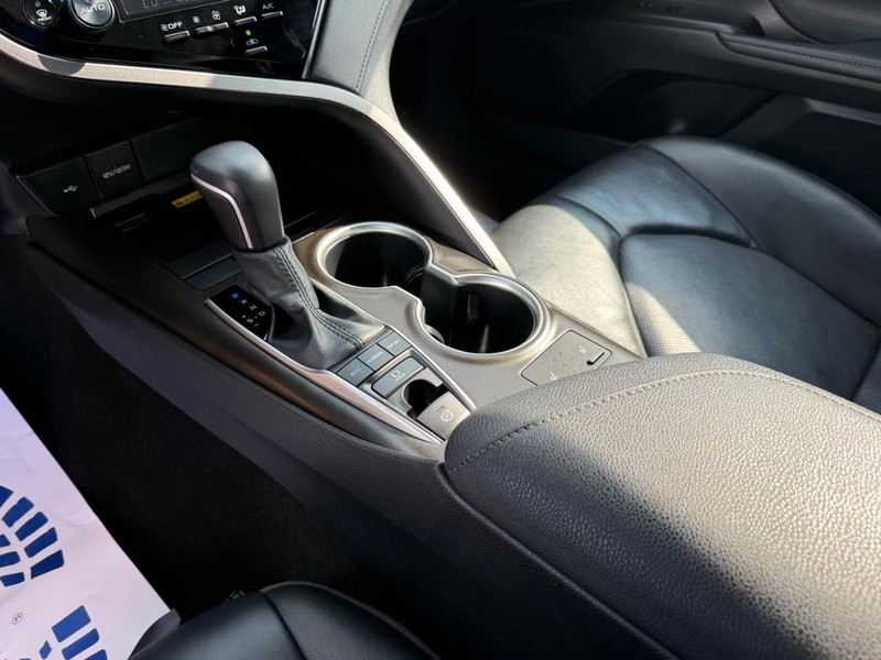 Toyota Camry Vehicle Full-screen Gallery Image 19