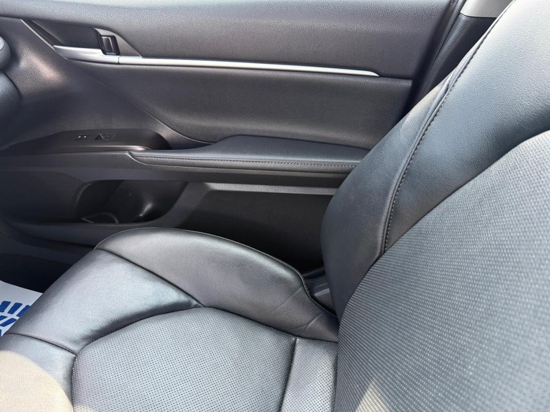 Toyota Camry Vehicle Full-screen Gallery Image 20