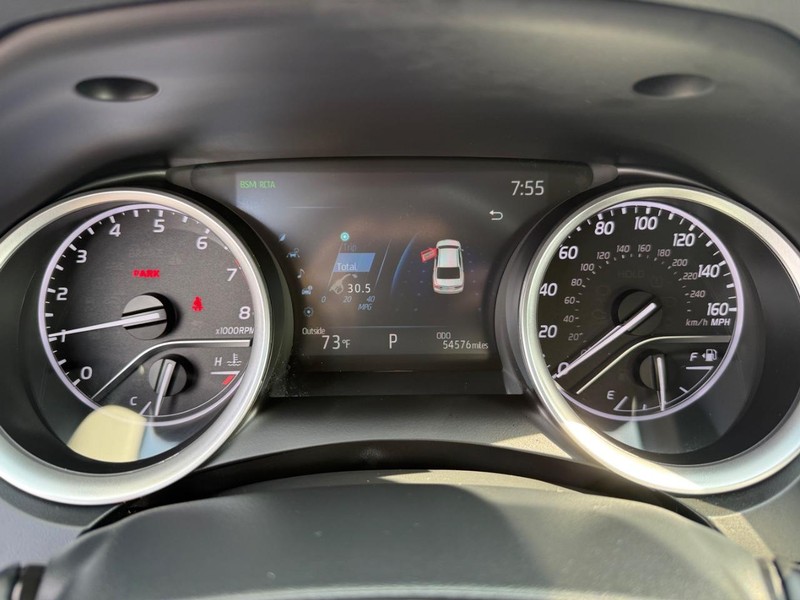 Toyota Camry Vehicle Full-screen Gallery Image 21