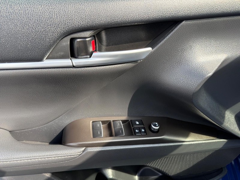 Toyota Camry Vehicle Full-screen Gallery Image 23