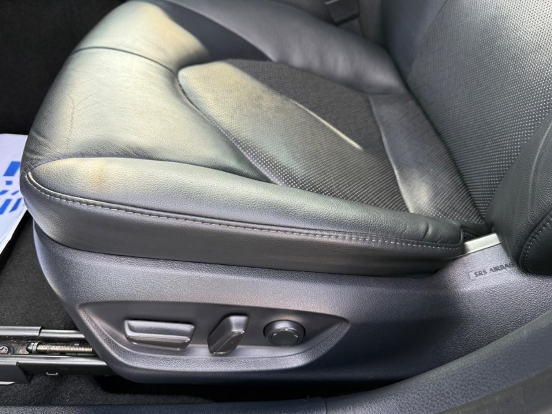 Toyota Camry Vehicle Full-screen Gallery Image 24