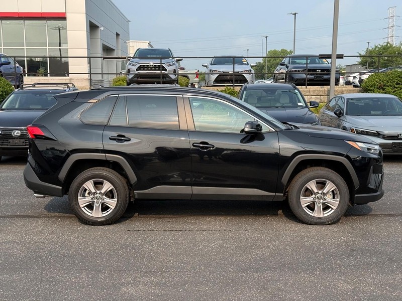 Toyota RAV4 Vehicle Full-screen Gallery Image 02