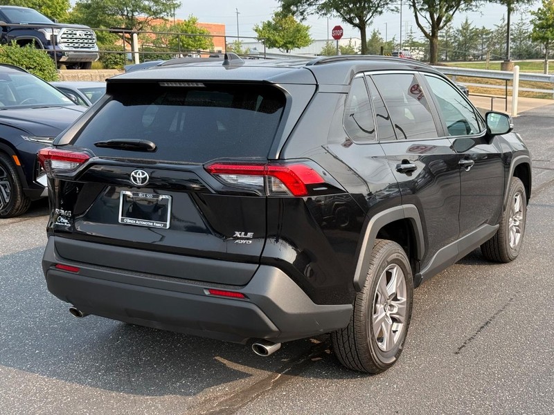 Toyota RAV4 Vehicle Full-screen Gallery Image 03