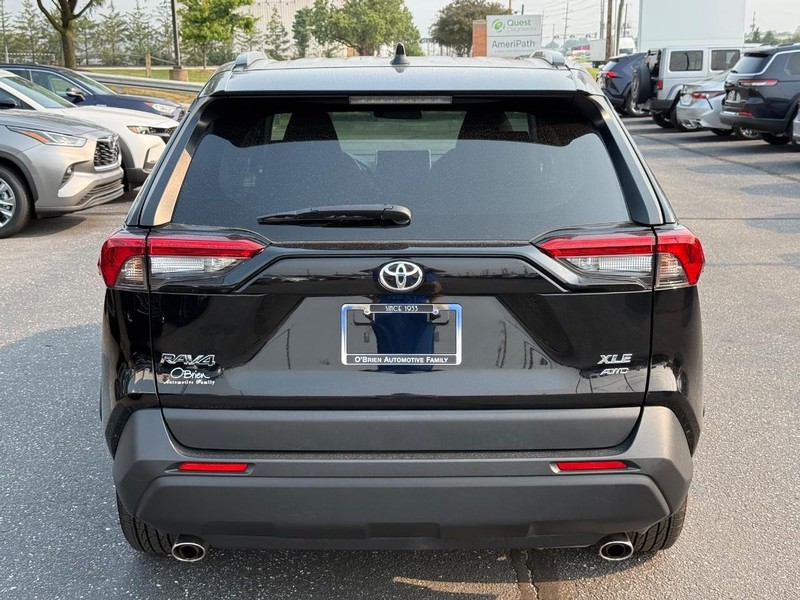 Toyota RAV4 Vehicle Full-screen Gallery Image 04