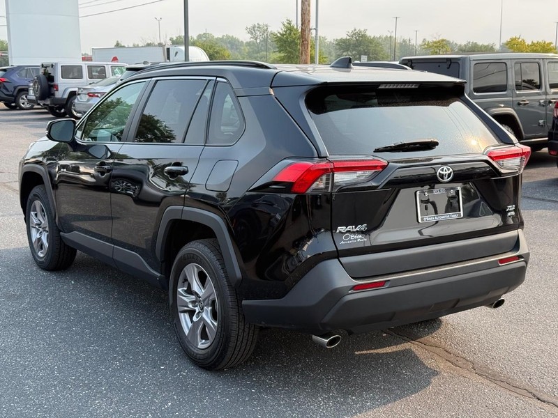 Toyota RAV4 Vehicle Full-screen Gallery Image 05