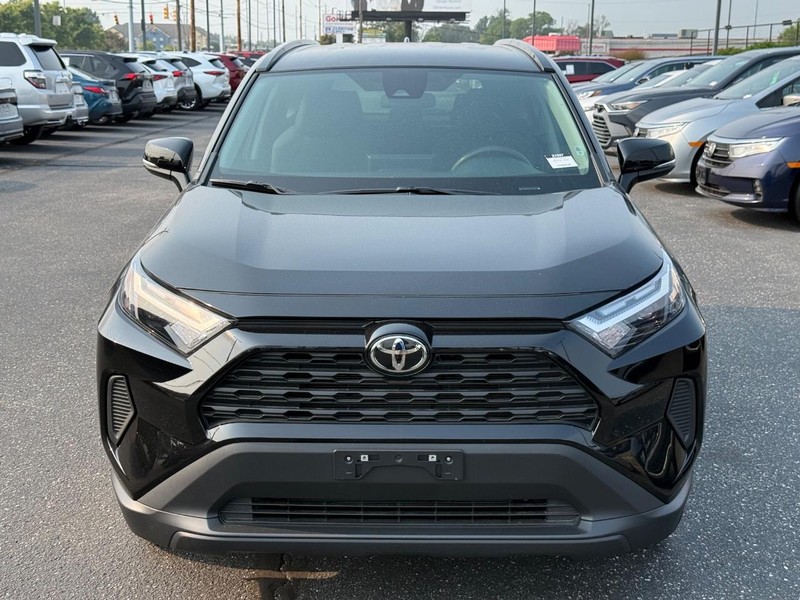 Toyota RAV4 Vehicle Full-screen Gallery Image 09