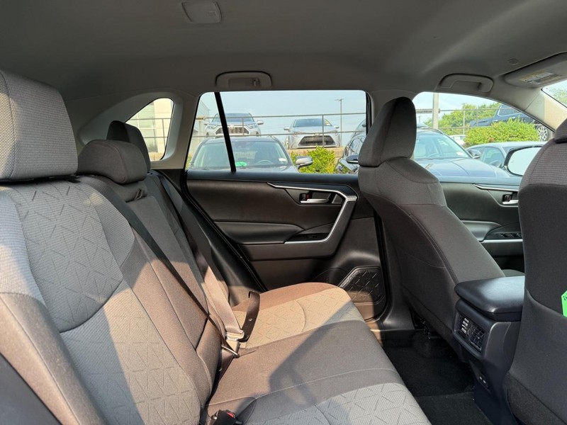 Toyota RAV4 Vehicle Full-screen Gallery Image 10