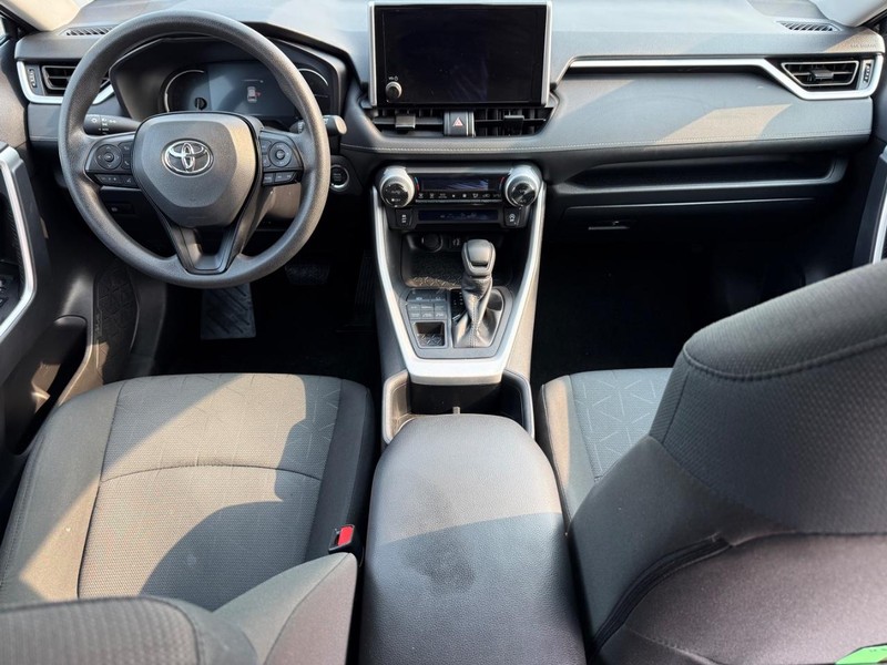 Toyota RAV4 Vehicle Full-screen Gallery Image 11