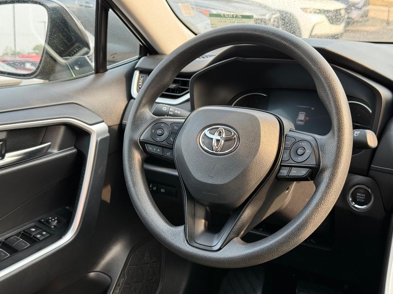 Toyota RAV4 Vehicle Full-screen Gallery Image 12