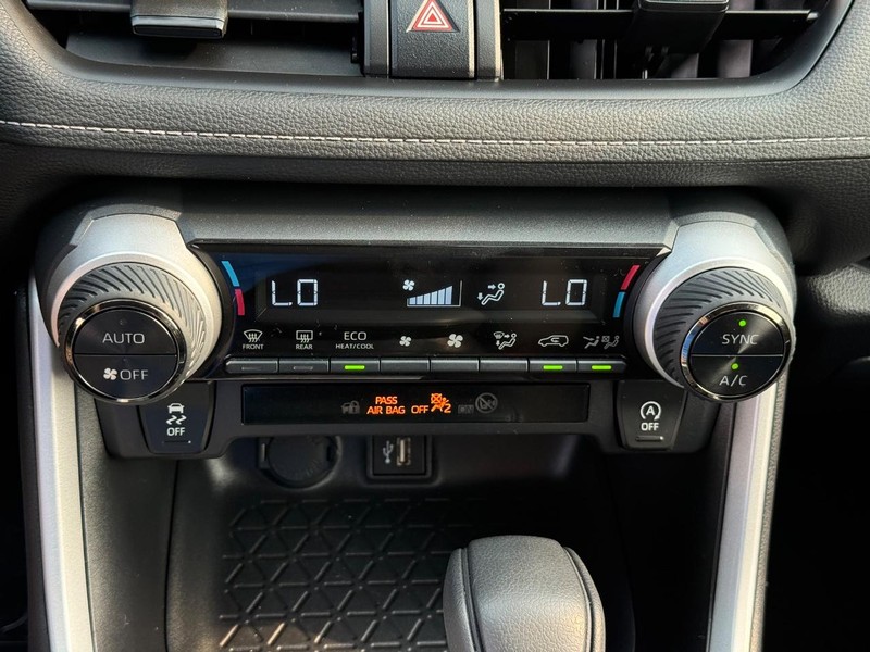 Toyota RAV4 Vehicle Full-screen Gallery Image 18