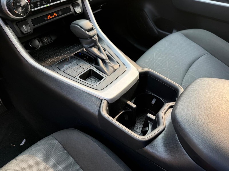 Toyota RAV4 Vehicle Full-screen Gallery Image 19