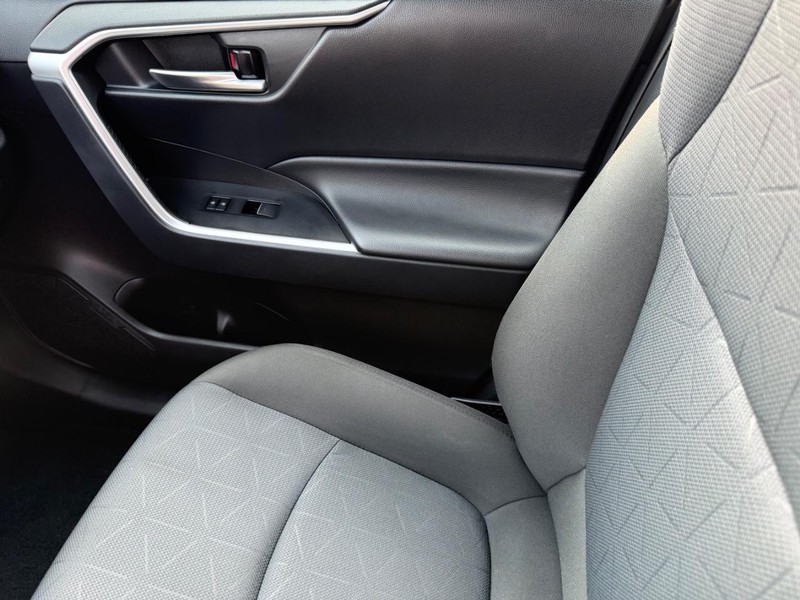 Toyota RAV4 Vehicle Full-screen Gallery Image 20