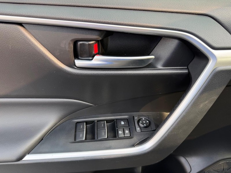 Toyota RAV4 Vehicle Full-screen Gallery Image 23