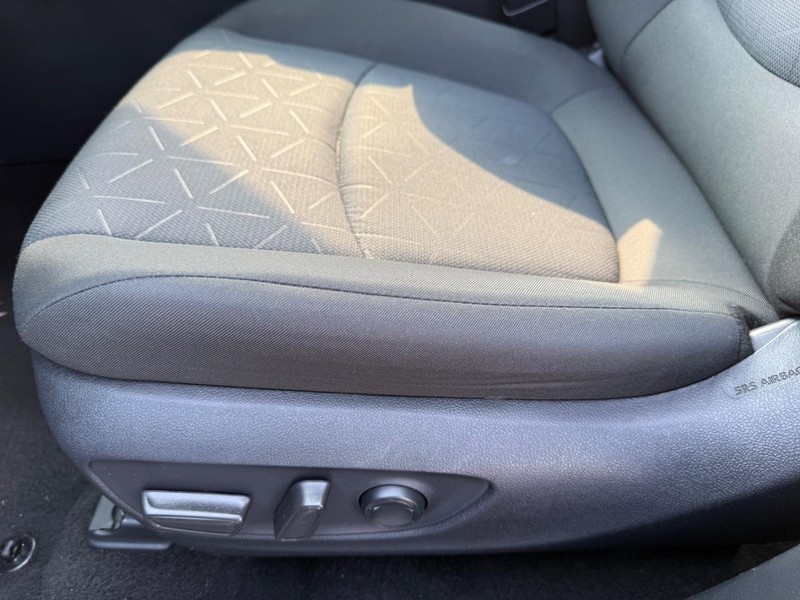 Toyota RAV4 Vehicle Full-screen Gallery Image 24