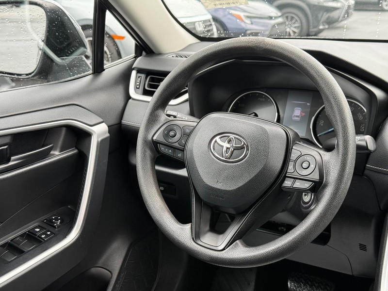 Toyota RAV4 Vehicle Image 12