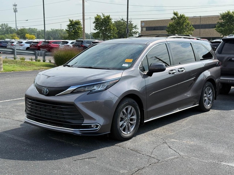 Toyota Sienna Vehicle Image 02