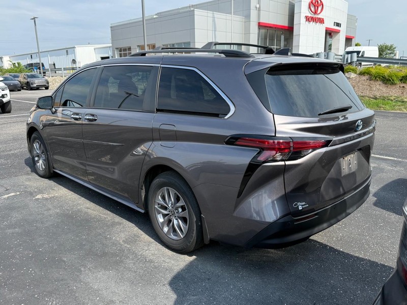 Toyota Sienna Vehicle Image 03