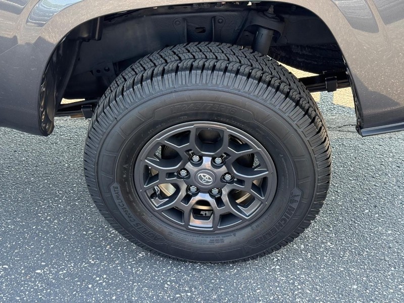 Toyota Tacoma 2WD Vehicle Image 06