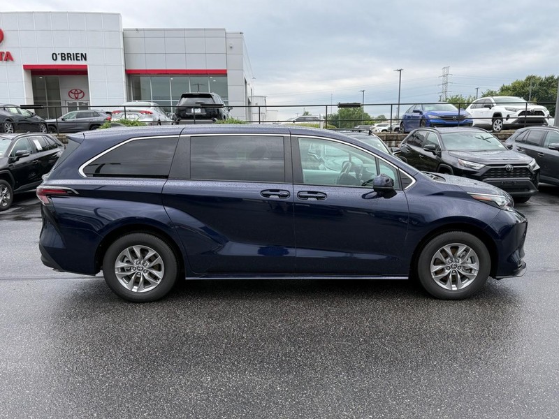 Toyota Sienna Vehicle Image 02