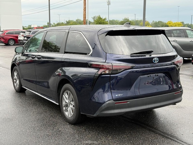 Toyota Sienna Vehicle Image 05