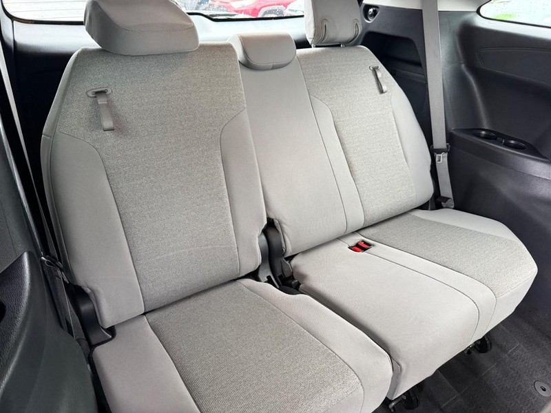 Toyota Sienna Vehicle Image 10