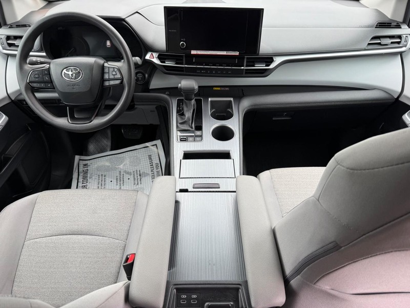 Toyota Sienna Vehicle Image 12