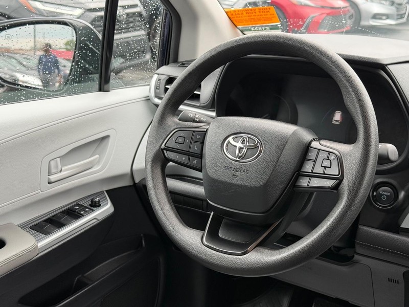Toyota Sienna Vehicle Image 13