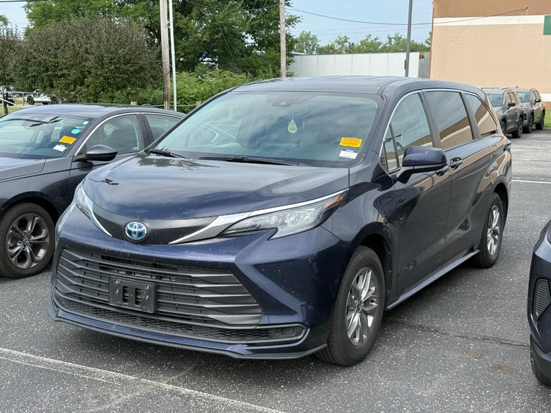 Toyota Sienna Vehicle Image 02